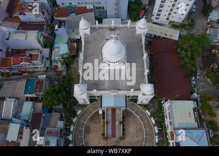 Foto aerea di grande bianco chiesa neoclassica edificio con viale circolare, una cupola centrale e quattro piccole cupole Foto Stock