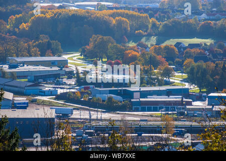 Vista di una zona industriale con una linea ferroviaria ed edifici Foto Stock