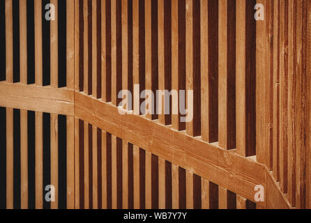 Close-up di recinzione di legno formando un modello geometrico Foto Stock