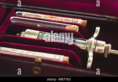 Un vecchio stile la siringa in una custodia rossa Foto Stock