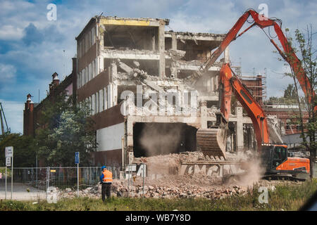 Edificio di essere demolito dai cercatori industriali Foto Stock