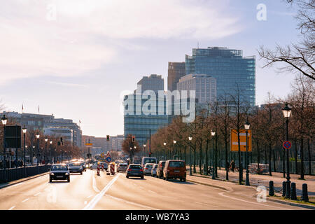 Street con il traffico automobilistico e moderno edificio di architettura sulla Potsdamer Platz nel centro di Berlino in Germania in Europa. Costruzione di architettura Foto Stock