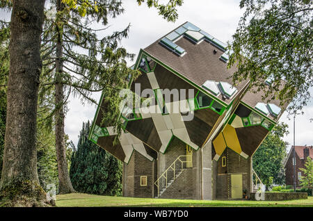 Helmond, Paesi Bassi, Agosto 16, 2019: i primi tre cube case che sono state costruite negli anni settanta a un design architetto Piet Blom Foto Stock