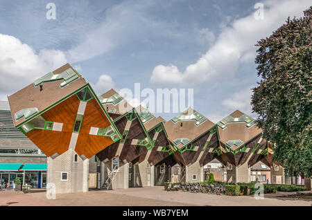 Helmond, Paesi Bassi, Agosto 16, 2019: sei del ben noto case cubiche, costruito negli anni settanta per un design architetto Piet Blom Foto Stock