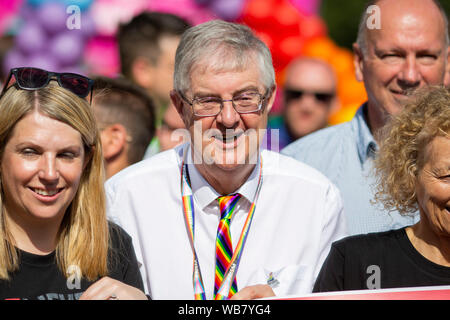 Primo Ministro per il Galles Mark Drakeford indossando un arcobaleno tirante all'inizio dell'orgoglio Cymru 2019 parade di Cardiff. Foto Stock