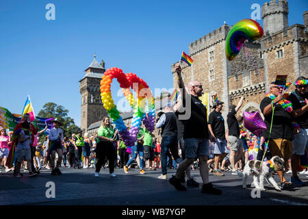 Persone marzo attraverso Cardiff city centre durante l'Orgoglio Cymru 2019 parade. Foto Stock