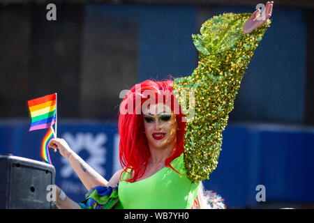 Un giocatore durante l'Orgoglio Cymru 2019 parade, in Cardiff. Foto Stock