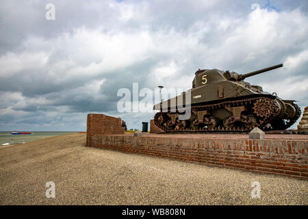 Mare del Nord dyke vicino a Westkapelle, Provincia di Zeeland, penisola di Walcheren, Paesi Bassi, Panzer memorial, in memoria di sbarco alleato il 1 Novembre 19 Foto Stock