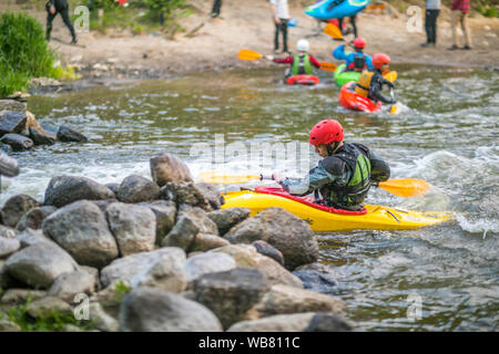 Jozefow, Polonia - 12 Maggio: acqua canoa, kayak estreme. Kayakers in un piccolo sport kayak praticano un approccio ad una cascata sul Swider Foto Stock