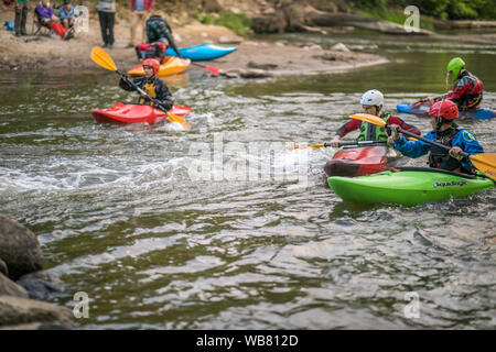 Jozefow, Polonia - 12 Maggio: acqua canoa, kayak estreme. Kayakers in un piccolo sport kayak praticano un approccio ad una cascata sul Swider Foto Stock