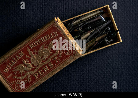 24-Sep-2015 vintage dip penna pennini,l'inglese nella casella cardbord kalyan Maharashtra INDIA Foto Stock