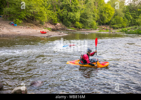 Jozefow, Polonia - 12 Maggio: acqua canoa, kayak estreme. Kayakers in un piccolo sport kayak praticano un approccio ad una cascata sul Swider Foto Stock