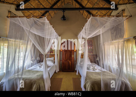 Chalet interno dell'Hobatere Lodge vicino al Parco Nazionale di Etosha, Namibia Foto Stock