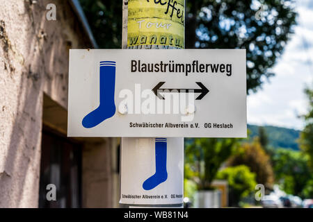 Stoccarda, Germania, 16 agosto 2019, piccolo cartello del popolare escursione della città di Stoccarda chiamato blaustruempflerweg a partire da marienplatz che conduce a Foto Stock