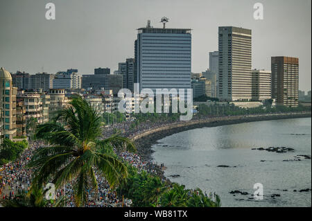 17-Ottobre-2004 enorme folla a Marine Drive durante air show a Bombay ora Mumbai India Maharashtra Foto Stock