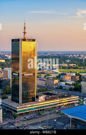 Varsavia, Polonia - 14 Giugno 2019: Marriott Hotel grattacielo Torre al tramonto, lussuose sistemazioni a 5 stelle nel centro citta' della capitale Foto Stock