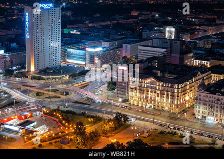 Varsavia, Polonia - 14 Giugno 2019: Dmowski rotonda (Rondo Dmowskiego) e Gerusalemme Avenue (Aleje Jerozolimskie) vista aerea nel centro della città a nig Foto Stock