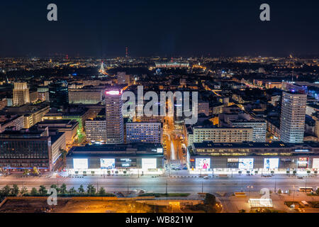 Varsavia, Polonia - 14 Giugno 2019: vista aerea di Marszalkowska Street nel centro della città di notte con i grandi magazzini di guerre e Sawa, shopping mall Foto Stock