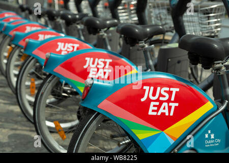 Una fila di Dublinbikes (sponsorizzato da solo mangiare) a un pubblico noleggio biciclette stazione di noleggio, Dublino, Irlanda Foto Stock