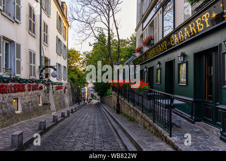 Parigi, Francia - luglio 7, 2018: Street con le tabelle di cafe nel quartiere Montmartre di Parigi, Francia. Accogliente paesaggio urbano di Parigi. Architettura e punti di riferimento o Foto Stock