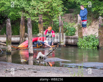 Józefów, Polonia - 12 Maggio: canoa, kayak estreme. Il ragazzo in un piccolo sport kayak è di mettere in pratica con pulmann come superare un difficile ostacolo sul Foto Stock