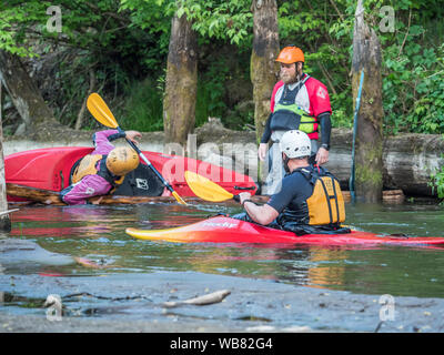 Józefów, Polonia - 12 Maggio: canoa, kayak estreme. Il ragazzo in un piccolo sport kayak è di mettere in pratica con pulmann come superare un difficile ostacolo sul Foto Stock