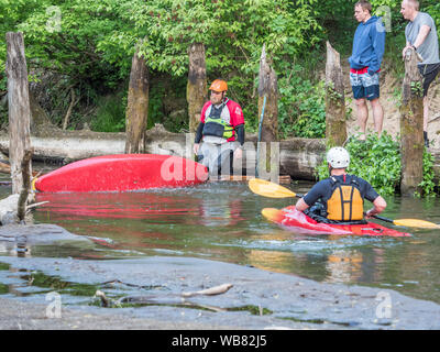 Józefów, Polonia - 12 Maggio: canoa, kayak estreme. Il ragazzo in un piccolo sport kayak è di mettere in pratica con pulmann come superare un difficile ostacolo sul Foto Stock