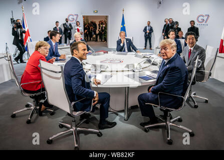 Biarritz, Francia. 24 Agosto, 2019. Il presidente statunitense Donald Trump (r) si siede accanto alla Francia il Presidente Emanuele Macron (M) e il Cancelliere tedesco Angela Merkel (CDU, l.) alla prima sessione di lavoro del Vertice G7. Il vertice del G7 si terrà dal 24 al 26 agosto a Biarritz. Foto: Michael Kappeler/dpa Credito: dpa picture alliance/Alamy Live News Foto Stock