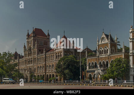 17 ott 2004 xix secolo neo edificio gotico Elphinstone College David Sassoon kala ghoda Fort area , Bombay Mumbai , Maharashtra , India Foto Stock