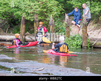 Józefów, Polonia - 12 Maggio: canoa, kayak estreme. Il ragazzo in un piccolo sport kayak è di mettere in pratica con pulmann come superare un difficile ostacolo sul Foto Stock