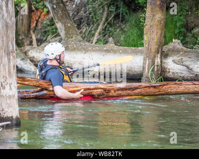 Józefów, Polonia - 12 Maggio: canoa, kayak estreme. Il ragazzo in un piccolo sport kayak overcomuing è un difficile ostacolo sul fiume Swider in Polan Foto Stock