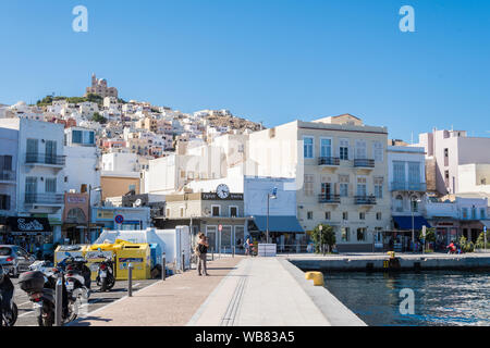 La città di Ermoupolis e il porto dell'isola di Syros, Cicladi, Grecia Foto Stock