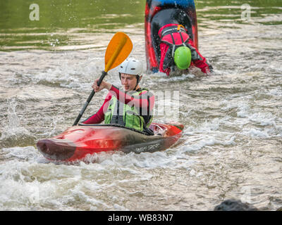 Jozefow, Polonia - 12 Maggio: acqua canoa, kayak estreme. Kayakers in un piccolo sport kayak praticano un approccio ad una cascata sul Swider Foto Stock