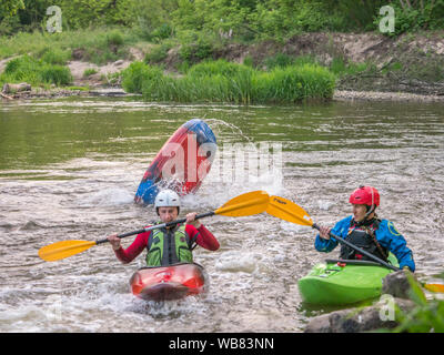 Jozefow, Polonia - 12 Maggio: acqua canoa, kayak estreme. Kayakers in un piccolo sport kayak praticano un approccio ad una cascata sul Swider Foto Stock