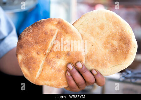 Guy tenendo in mano khobz - Marocchino tradizionale flatbread Foto Stock