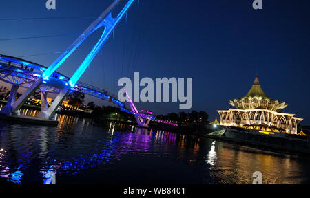 La Darul Hana il ponte pedonale e Sarawak assemblea legislativa edificio, Kuching Malaysia ( Borneo) Foto Stock