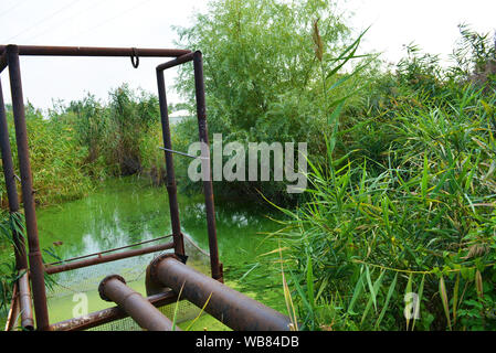 Struttura trainante in metallo con una lunga conduttura e accesso alla riva del fiume Samara, ecologia e sicurezza. Foto Stock