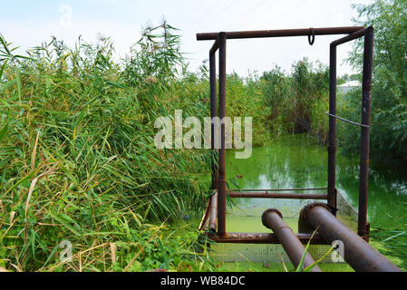 Struttura trainante in metallo con una lunga conduttura e accesso alla riva del fiume Samara, ecologia e sicurezza. Foto Stock