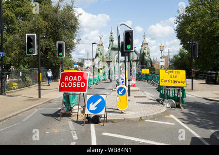 Strada chiusa segnaletica sul lato meridionale di Hammersmith Bridge, come rafforzare il lavoro continua, London, Regno Unito Foto Stock