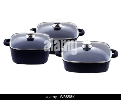 Set di deep padella con coperchio su sfondo bianco. Le teglie sono di colore nero. Le teglie sono due maniglie. Le vaschette sono utilizzati anche per la cottura in forno. Esso Foto Stock