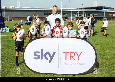 Londra, Regno Unito. 24 Ago, 2019. Legenda RFL Adrian Morley celebra il 150.000 partecipanti nel cielo provare RL festival durante il cielo EFL scommessa match del campionato tra Millwall e Sheffield Mercoledì presso il Den, Londra, Inghilterra il 17 agosto 2019. Foto di Ken scintille. Solo uso editoriale, è richiesta una licenza per uso commerciale. Nessun uso in scommesse, giochi o un singolo giocatore/club/league pubblicazioni. Credit: UK Sports Pics Ltd/Alamy Live News Foto Stock