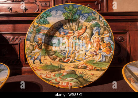 Bel piatto sul display nel Rinascimento Antiquarium (Sala delle antichità in Monaco di Baviera Residenz di Monaco di Baviera, Germania. Foto Stock