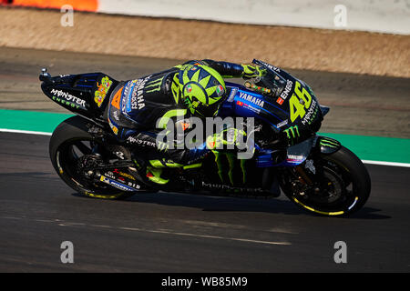 Towcester, Northamptonshire, Regno Unito. 25 Ago, 2019. Valentino Rossi (ITA) e Monster Energy Yamaha MotoGP durante il 2019 GoPro British Grand Prix Moto GP sul circuito di Silverstone. Credito: Gergo Toth/Alamy Live News Foto Stock