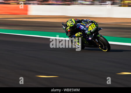 Towcester, Northamptonshire, Regno Unito. 25 Ago, 2019. Valentino Rossi (ITA) e Monster Energy Yamaha MotoGP durante il 2019 GoPro British Grand Prix Moto GP sul circuito di Silverstone. Credito: Gergo Toth/Alamy Live News Foto Stock