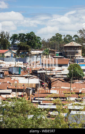 Vista di una sezione di Kibera slum che mostra baracca di fortuna alloggiamento, Nairobi, Kenia Foto Stock