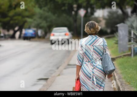 Ambizioni concetto con una imprenditrice a piedi nella strada di città Foto Stock