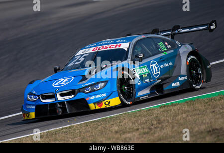 Klettwitz, Germania. 25 Ago, 2019. Motorsport: German Touring Car Masters, Lausitzring - Qualifiche per la seconda gara. Philipp Eng del BMW Team RMR in BWM M4 DTM rigidi durante la qualifica al di sopra della pista. Credito: Monika Skolimowska/dpa-Zentralbild/dpa/Alamy Live News Foto Stock