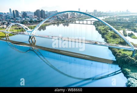 Crescent Bridge - punto di riferimento della nuova Taipei, Taiwan con una bella illuminazione a giorno, la fotografia aerea a New Taipei, Taiwan. Foto Stock