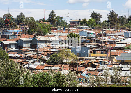 Vista di una sezione di Kibera slum che mostra baracca di fortuna alloggiamento, Nairobi, Kenia Foto Stock