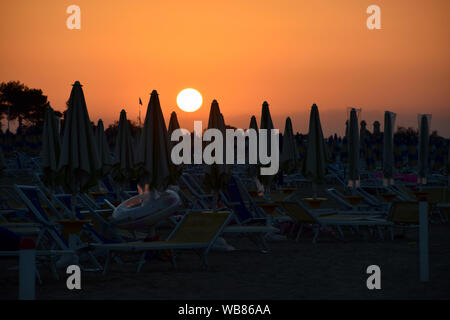 Bibione Spiaggia al mattino, Alba, Italia Foto Stock